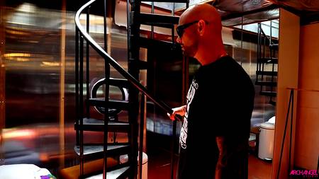 Лысый парень страстно дрючит безотказную в сексе нимфоманку