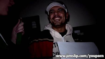 Зрелая и молодая на сексуальном сорвеновании подставляют попки