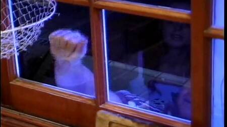 Парень ночью на кухне трахает свою девушку и её сестру