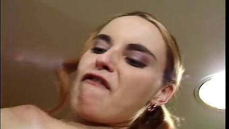 Парень ночью на кухне трахает свою девушку и её сестру