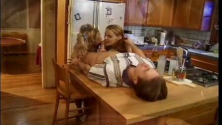 Парень ночью на кухне трахает свою девушку и её сестру