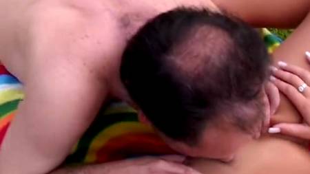 Супружеская чета подарила себе интимный пикник в парке