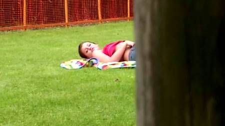 Супружеская чета подарила себе интимный пикник в парке