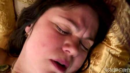 Долбит тетку, аж пыль стоит