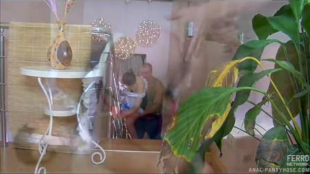 Мускулистый мужик трахнул в задницу свою горничную