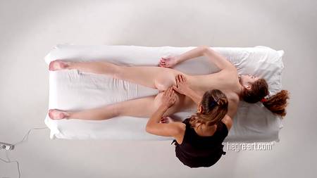 Кучерявая рыжая девка оргазмирует на массажном столе