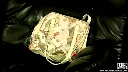 Соблазнила подружку страпоном