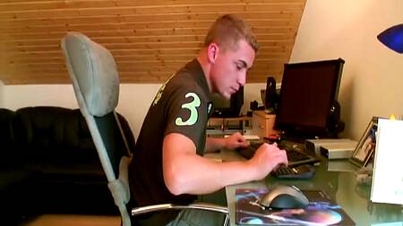 Зрелая секретарша показывает нижнее бельё и соблазняет босса