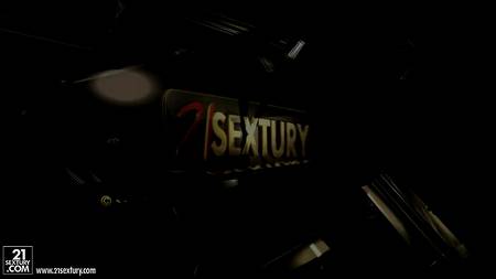 Мужчина отодрал начальницу в офисе и накончал ей полный рот спермы