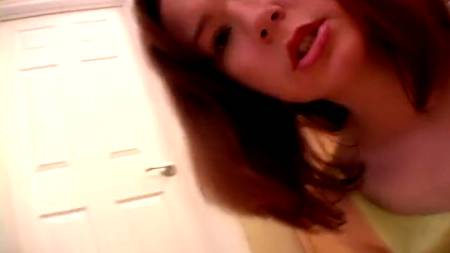 Девка мастурбирует для своего виртуального друга