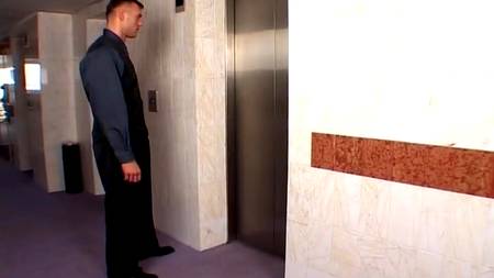 Страстный трах перед лифтом