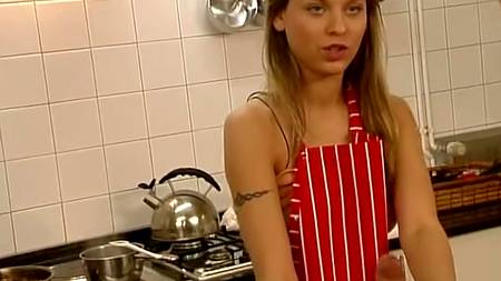 Красивый повар потрахал двух официанток посреди кухни