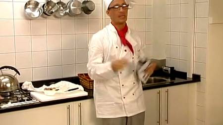 Красивый повар потрахал двух официанток посреди кухни