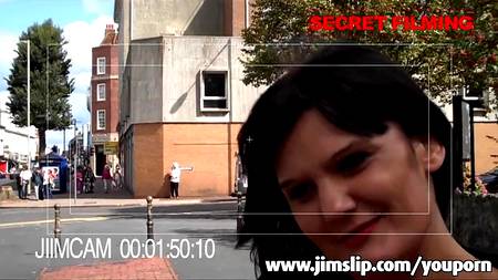 Брюнетка отдалась дяденьке в киску и анус