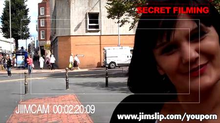 Брюнетка отдалась дяденьке в киску и анус