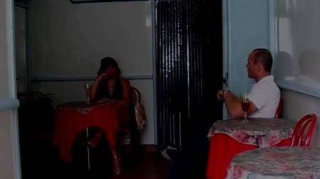 Темноволосая толстушка расслабляет загорелого приятеля