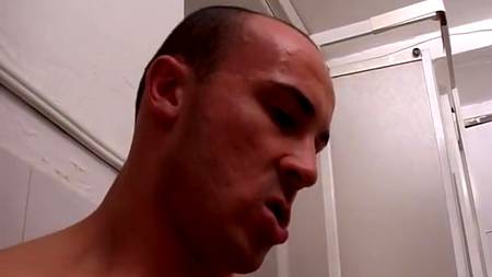 Темноволосая толстушка расслабляет загорелого приятеля