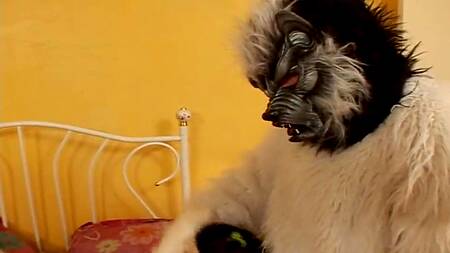 Милую нянечку азиатку ночью трахает оборотень