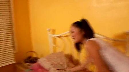 Милую нянечку азиатку ночью трахает оборотень