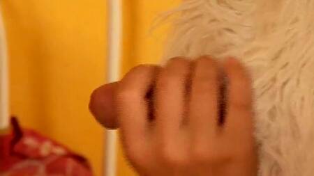 Милую нянечку азиатку ночью трахает оборотень