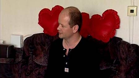 Загорелая соседка во время чаепития занялась жарким сексом