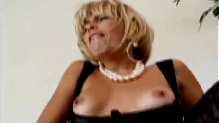 Парень перед свадьбой отца трахает его страстную невесту