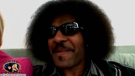 у негра есть большой сюрприз для белой сучки