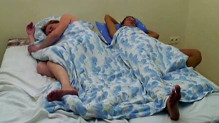 Мамка просыпается ночью и разводит сына на инцест