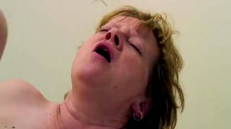 Мамка просыпается ночью и разводит сына на инцест