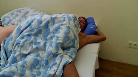 Мамка просыпается ночью и разводит сына на инцест