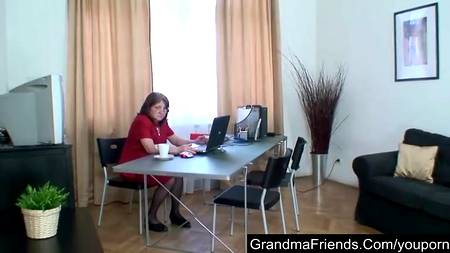 Папаша и сын трахают молодую сучку