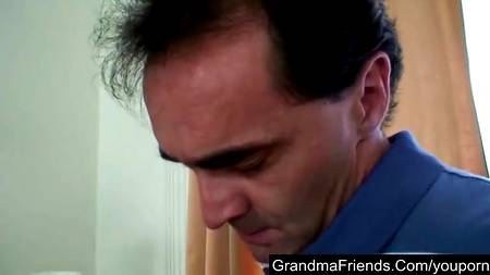 Папаша и сын трахают молодую сучку