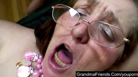 Папаша и сын трахают молодую сучку