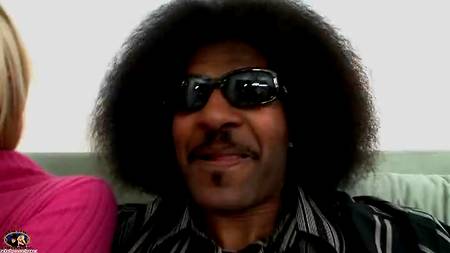 Огромный негритянский ствол для милой блонды