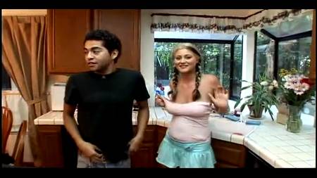 Девочка не дает в киску, зато дает в попку