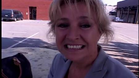 Тетку дерут жестко во все дырки