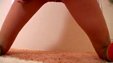 Девушка тестирует покупки из секс-шопа