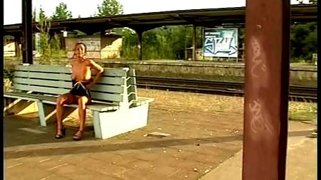 Раздолбал девке две дырки