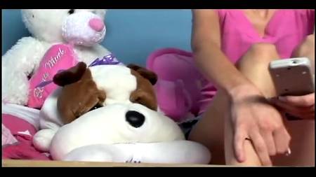 Мужик грубо прошелся членом по нежным дыркам брюнетки