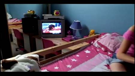 Мужик грубо прошелся членом по нежным дыркам брюнетки