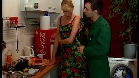 Сантехник прочищает сладкие дырки домохозяйки