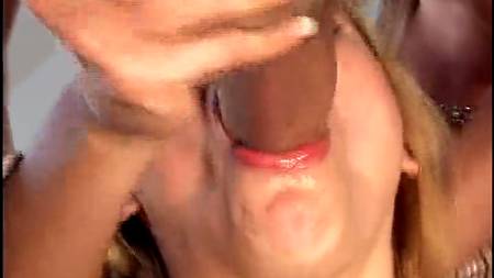 Две блондинки поделили одного мужика