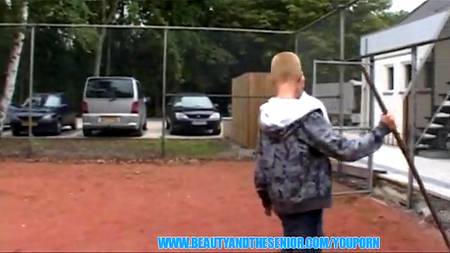 Бритой нимфе нравятся пожилые