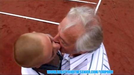 Бритой нимфе нравятся пожилые