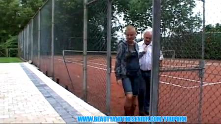 Бритой нимфе нравятся пожилые