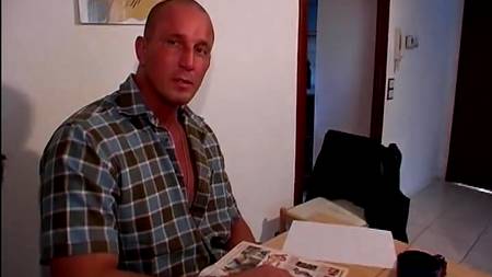 Качок старатеся с нежной блондинкой