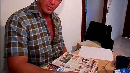 Качок старатеся с нежной блондинкой