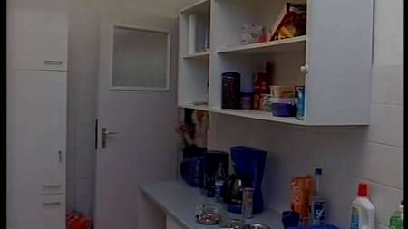 Яркая блондинка отдалась на кухне своему горячему соседу