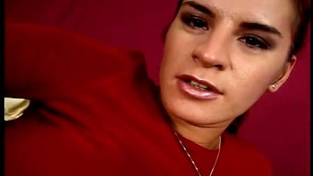 Развратная шлюшка смачно отсасывает