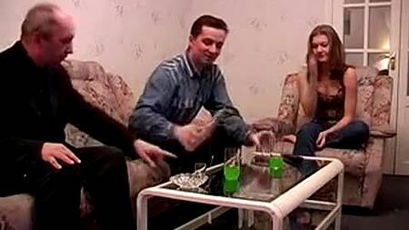 Телка выпивает с мужиками и занимается с ними сексом втроем